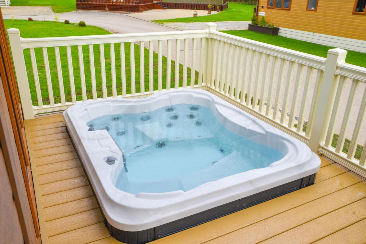 Rowan Lodge With Hot Tub Malton Exterior photo